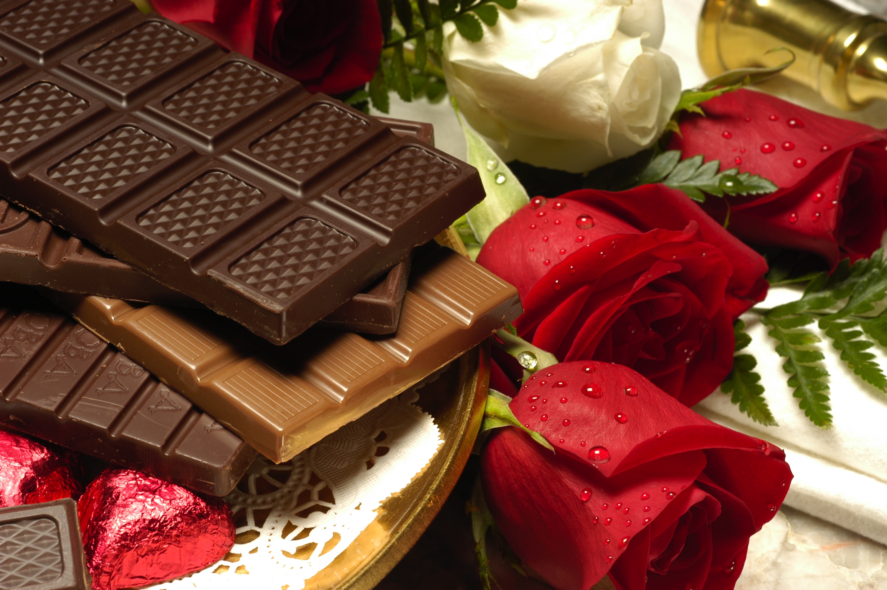 Бесплатное фото Розы и шоколадные плитки