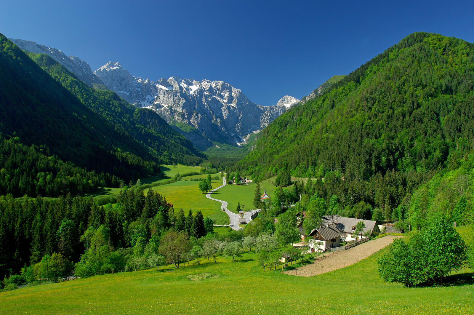 Обои альпийские горы ущелье деревня на рабочий стол