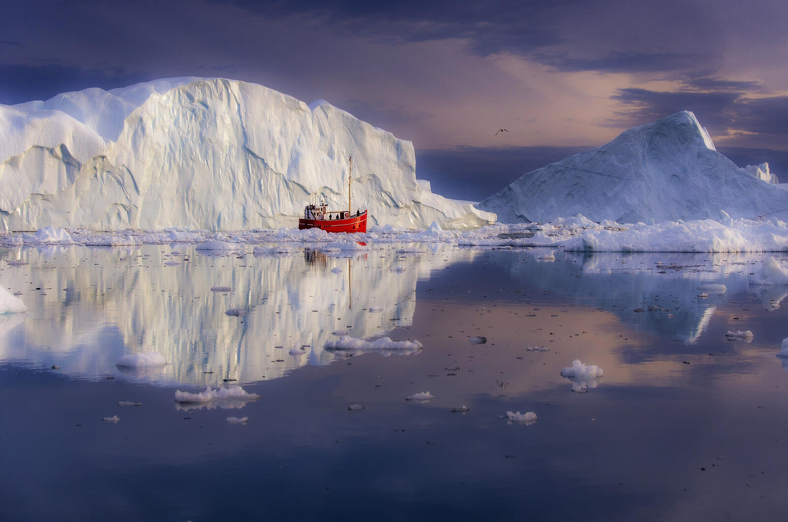 Обои Гренландия Айсберги лодка на рабочий стол