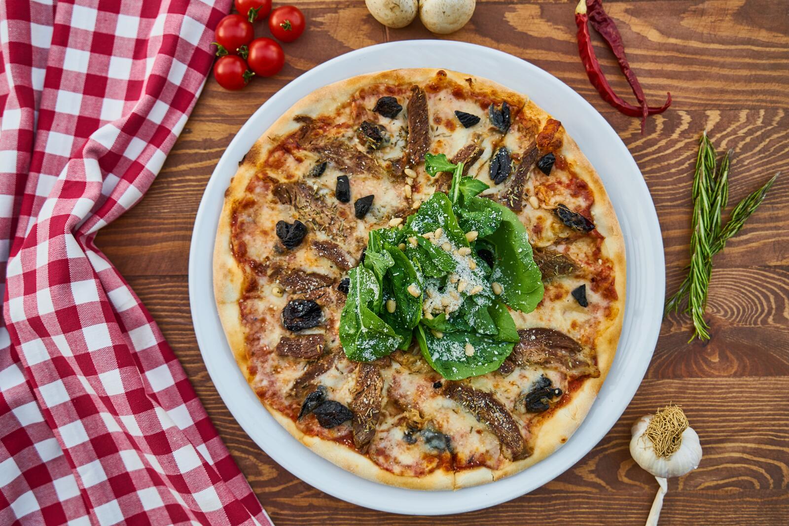 Free photo Pizza with herbs and mushrooms