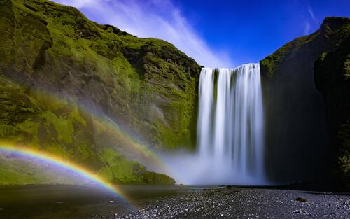 Красивый водопад в Исландии с радугой