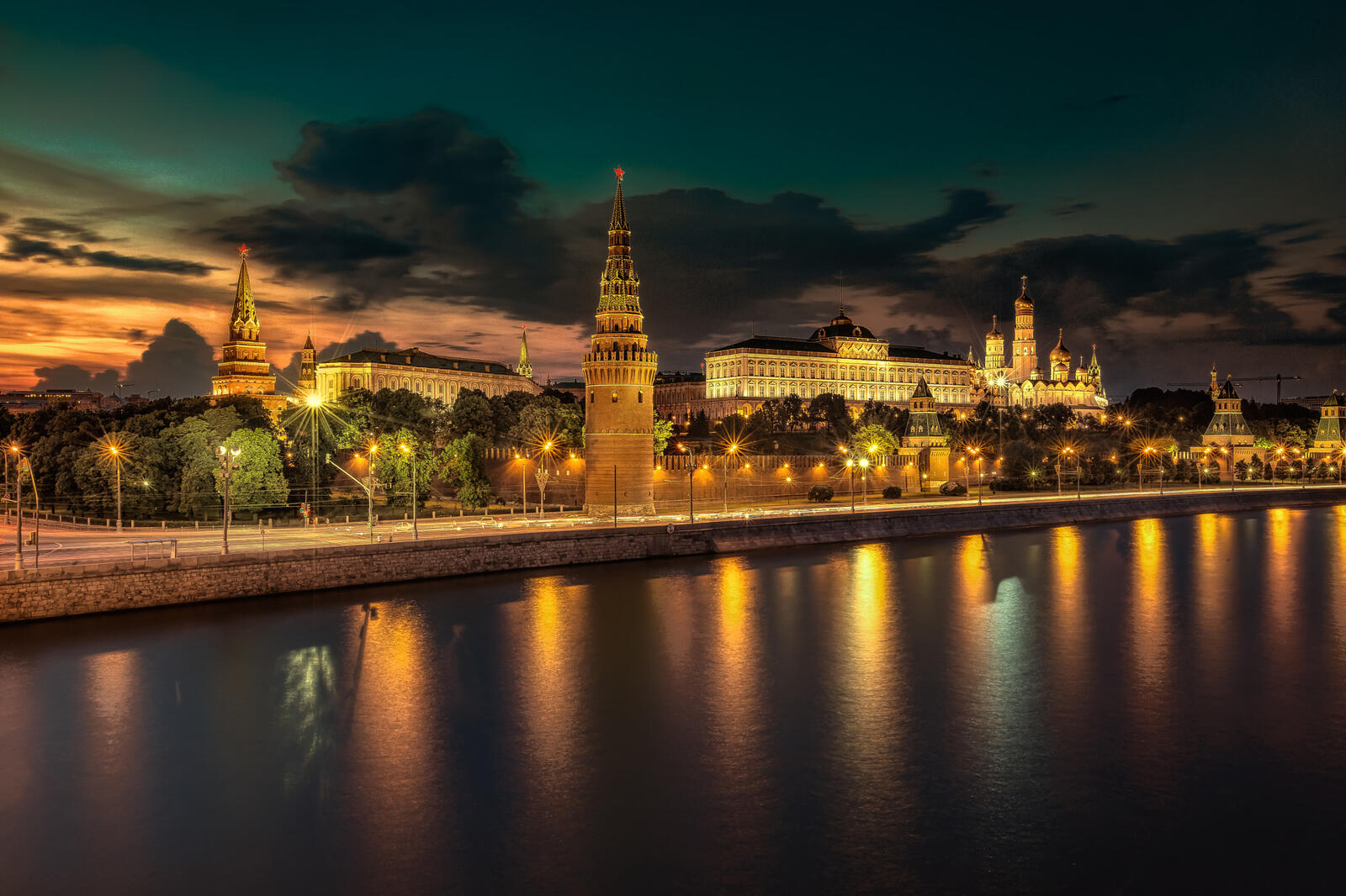 桌面上的壁纸特维尔州 俄罗斯联邦 夜幕下的莫斯科克里姆林宫和莫斯科河