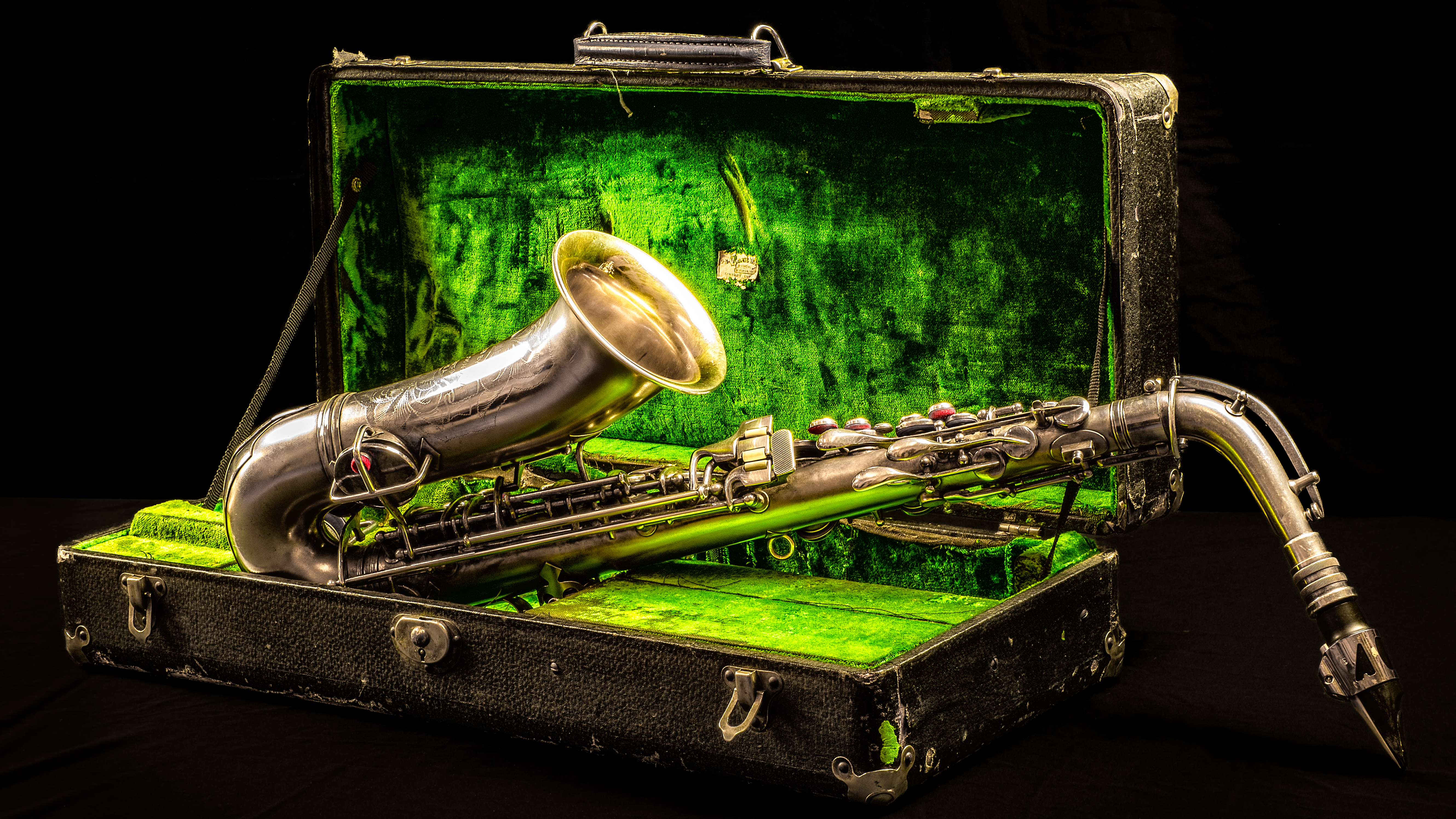 Фото бесплатно саксофон, чемодан, чехол