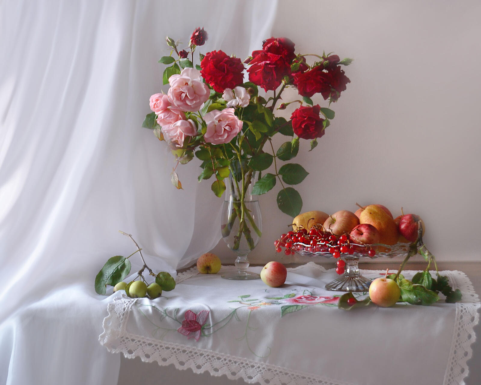 Обои фон фрукты розы на рабочий стол