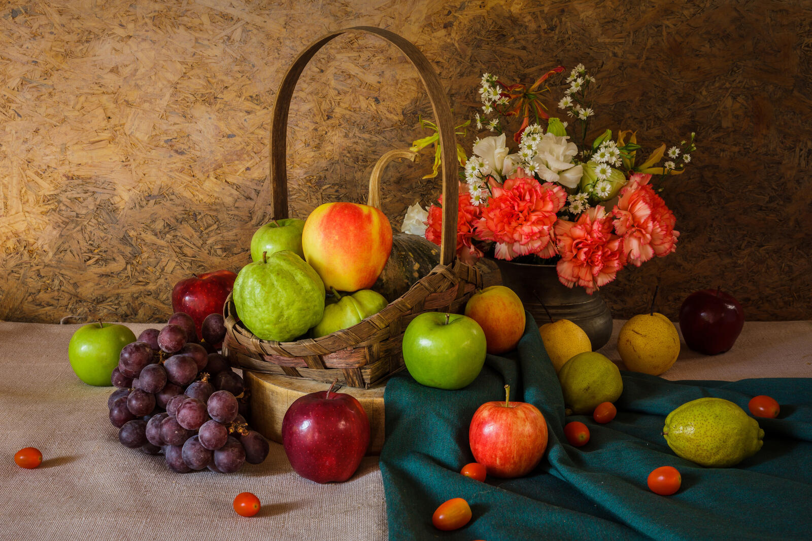Бесплатное фото Натюрморт с цветами и фруктами