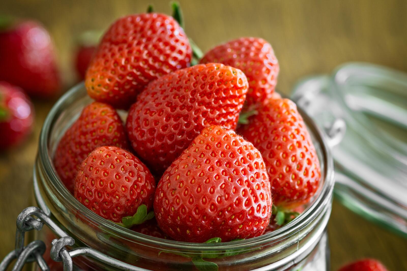 桌面上的壁纸草莓 水果 水壶
