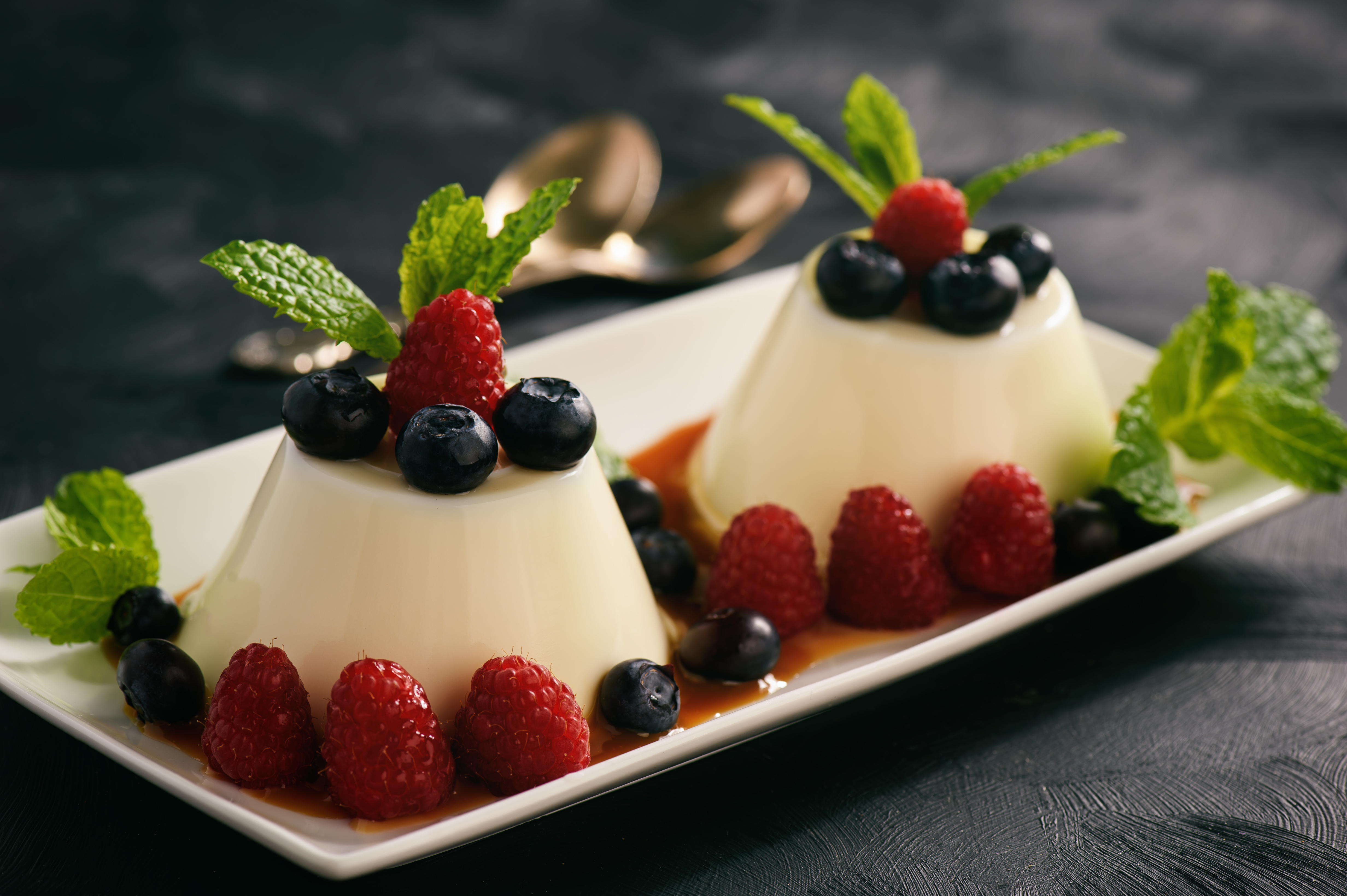 Холодные десерты. Красивые Десерты. Десерт с ягодами. Панна котта со свежими ягодами. Панна котта с малиновым соусом и свежими ягодами.