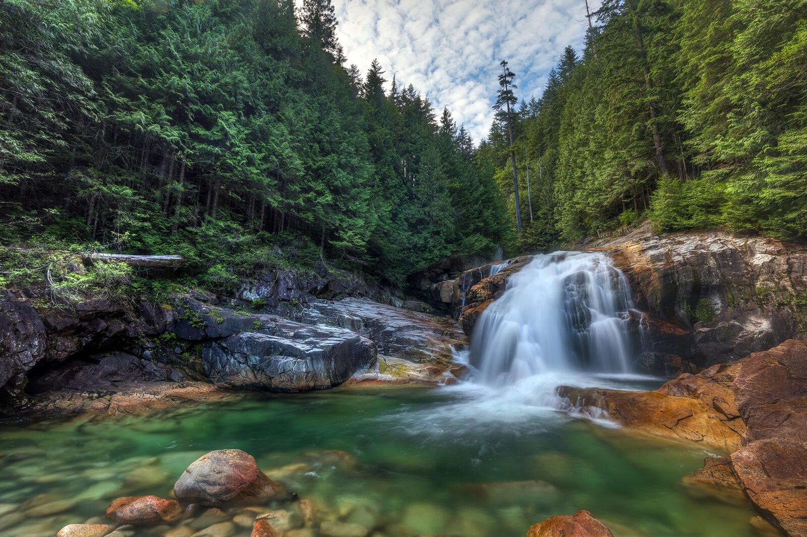 Обои Lower Falls in Golden Ears Provincial Park Британская Колумбия водопад на рабочий стол