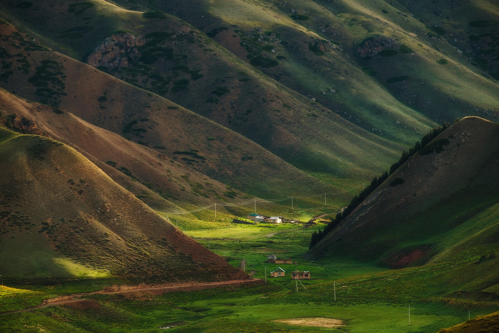 Бесплатное фото Поселок между гор и жилища кочевников