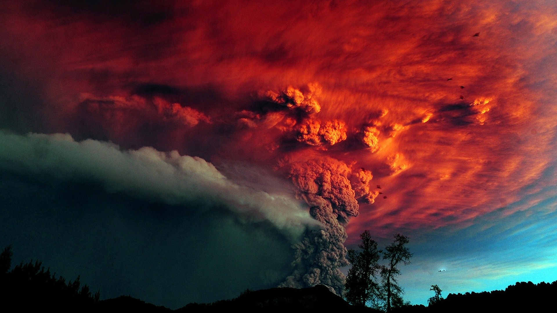 Photo free explosion, red smoke, mountains