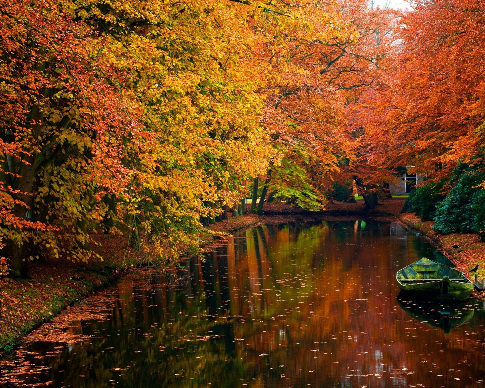 免费照片秋天的公园里的河和船