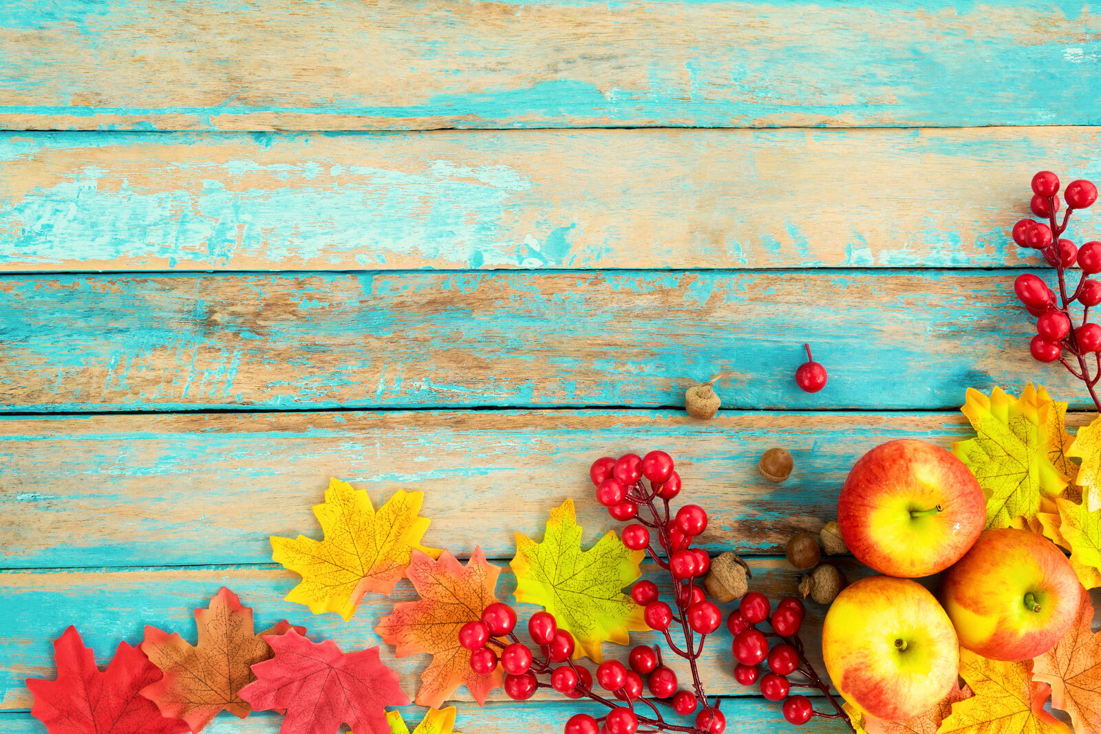 Free photo Apples and autumn leaves