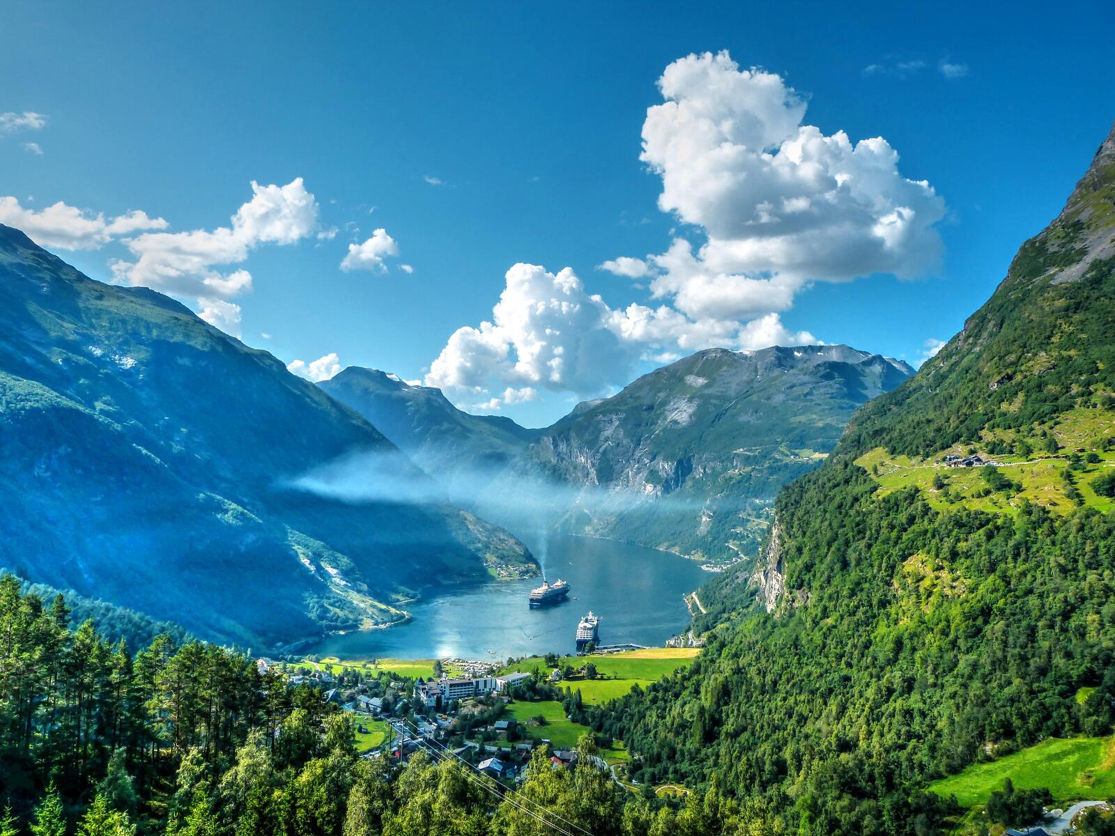 Free photo Cruise ships at Geiranger Fjord dead end