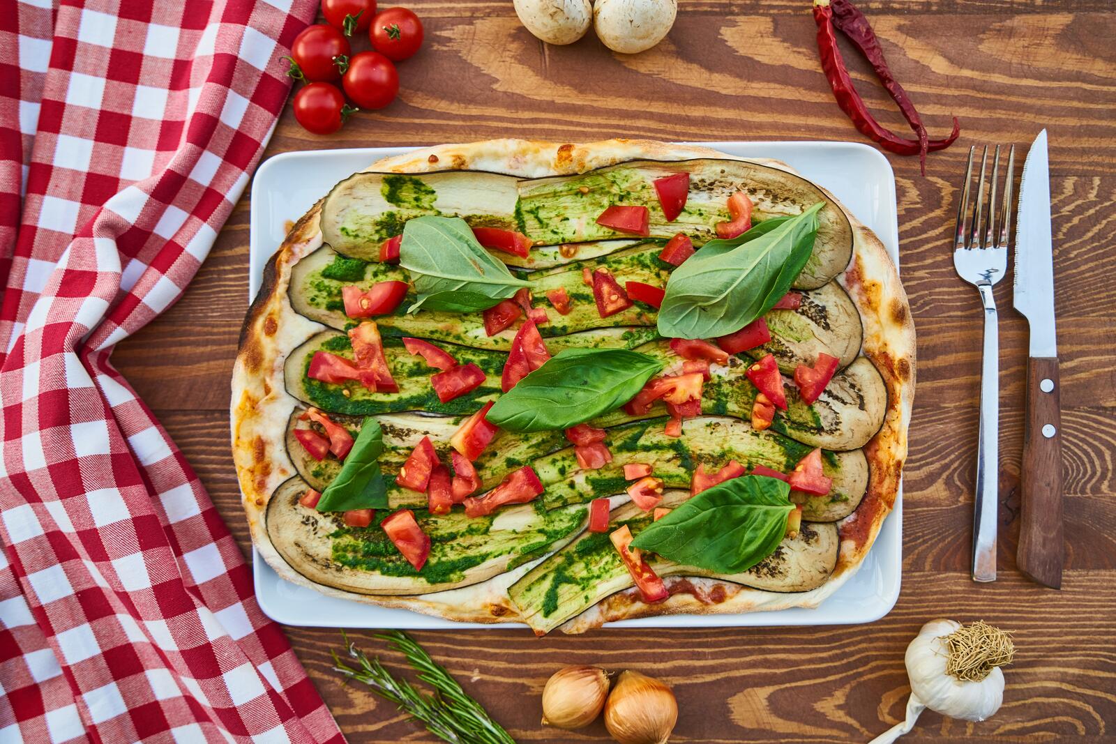 Free photo Red and green pizza