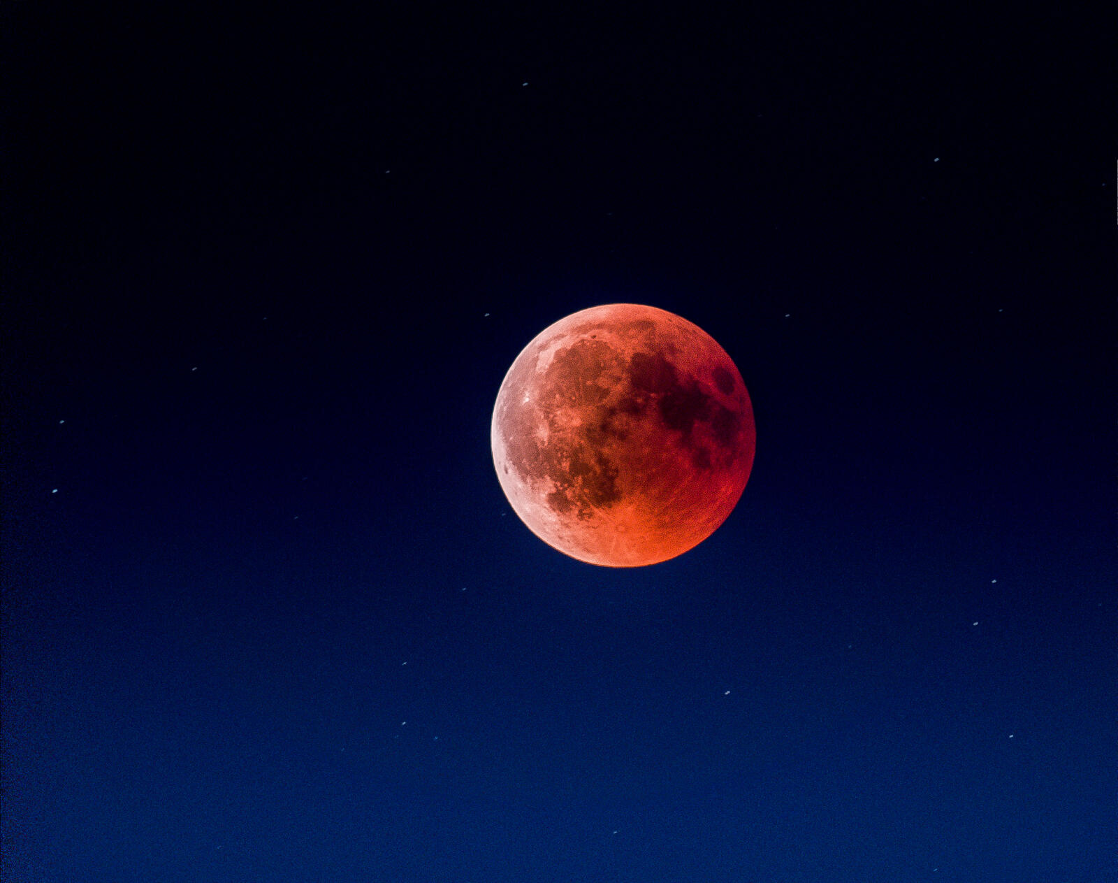 Обои Красная Луна чистое небо после затмения на рабочий стол