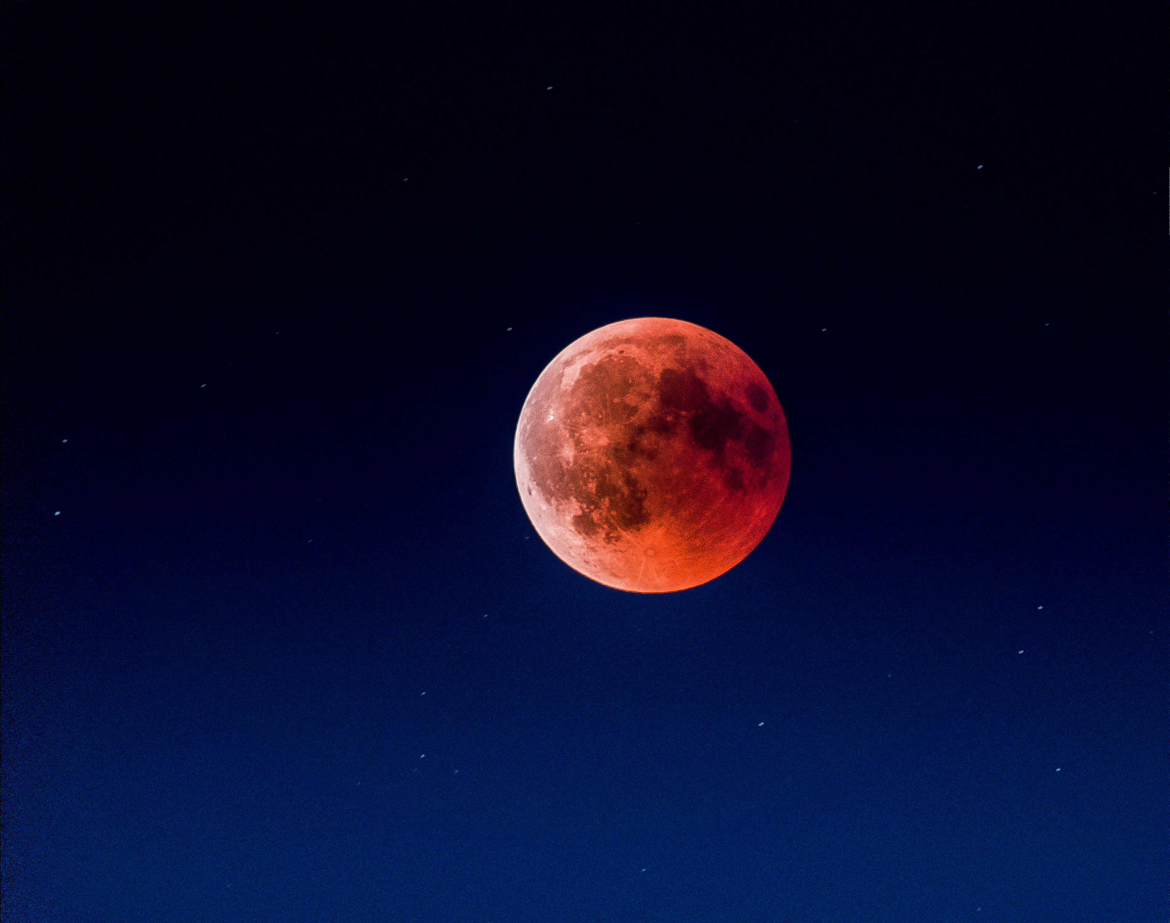 Обои Красная Луна чистое небо после затмения на рабочий стол