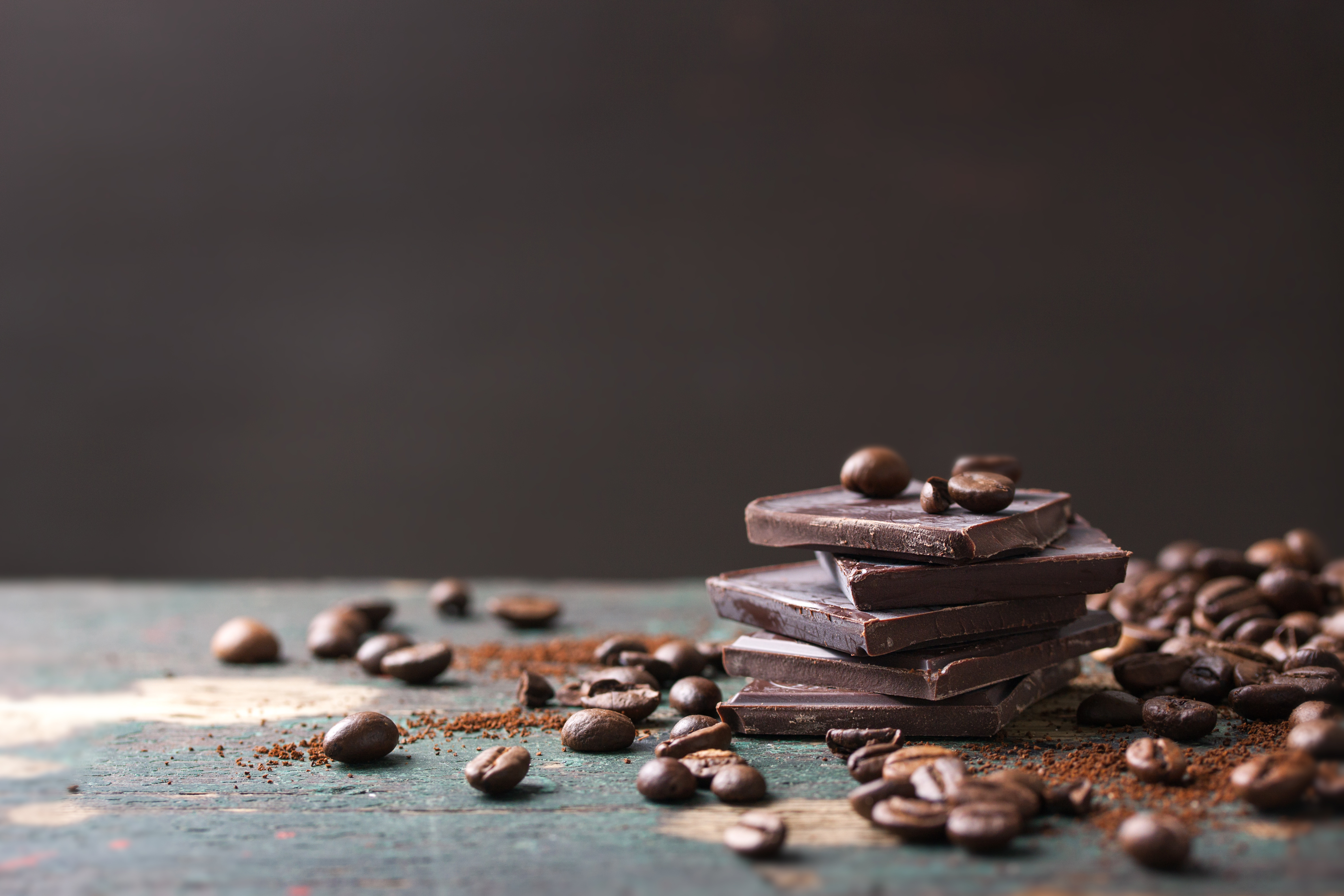 桌面上的壁纸巧克力 咖啡豆 铺瓦片