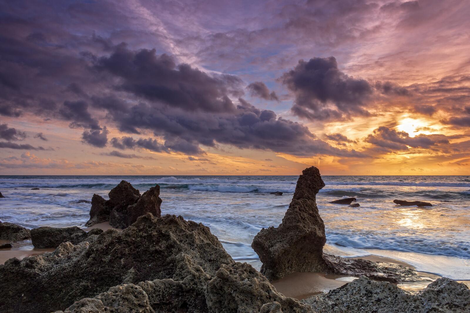 Free photo Rock formations on the beach