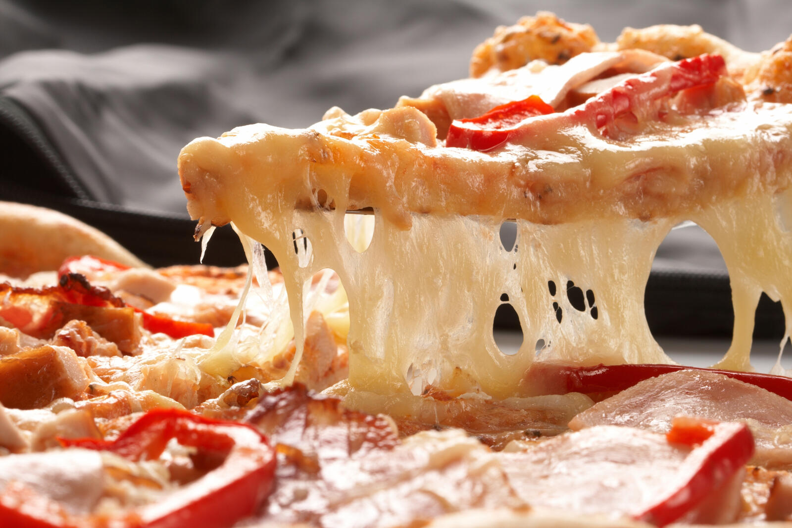 Бесплатное фото Кусок потрясающей сырной пиццы