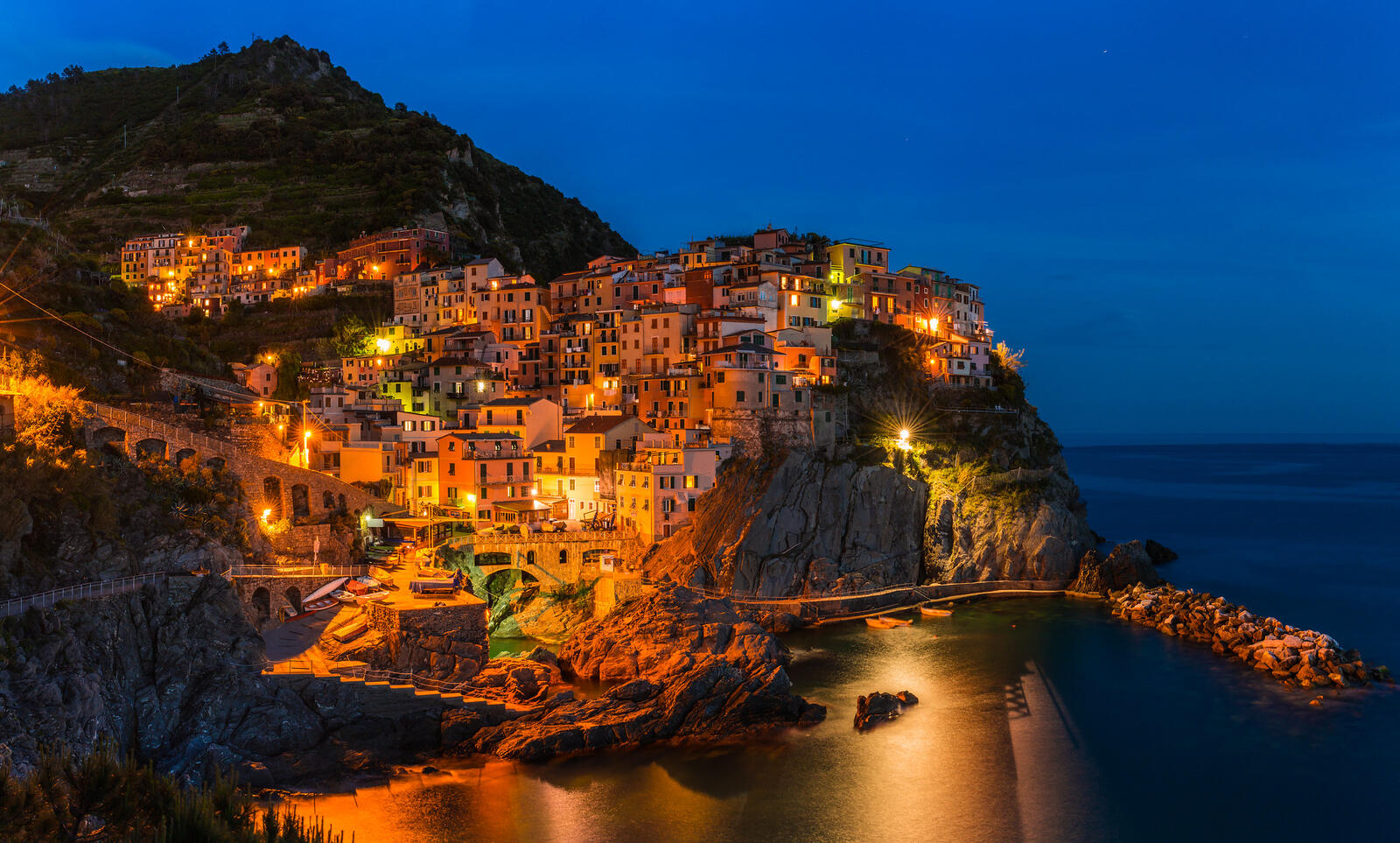 Обои город Cinque Terre ночь на рабочий стол