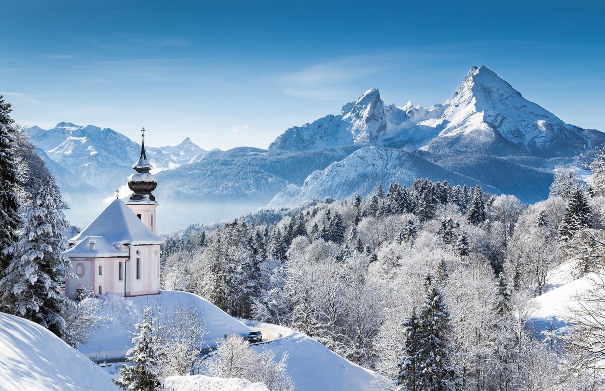 Белая церковь в снежных горах