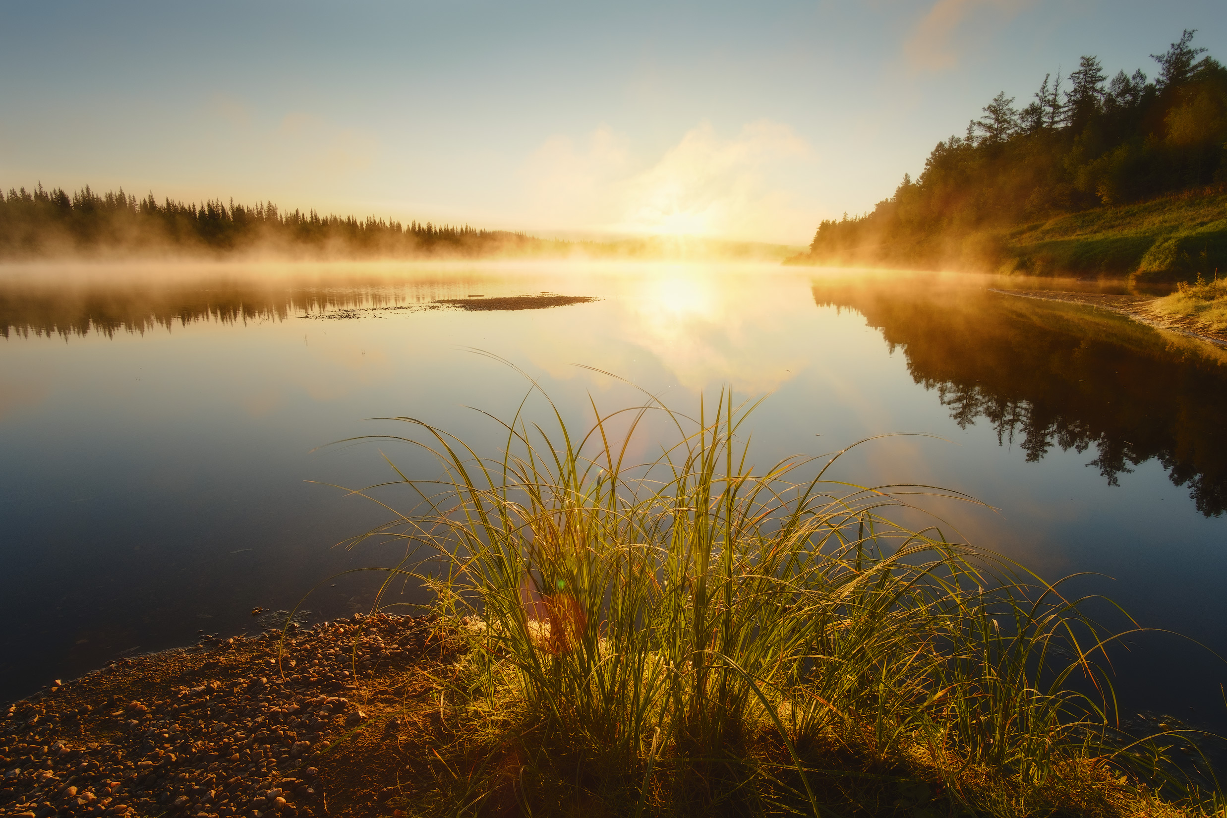 Предложение озеро блестело. Озеро Малое Жерино. Утро на озере. Рассвет на озере. Утро на Лесном озере.