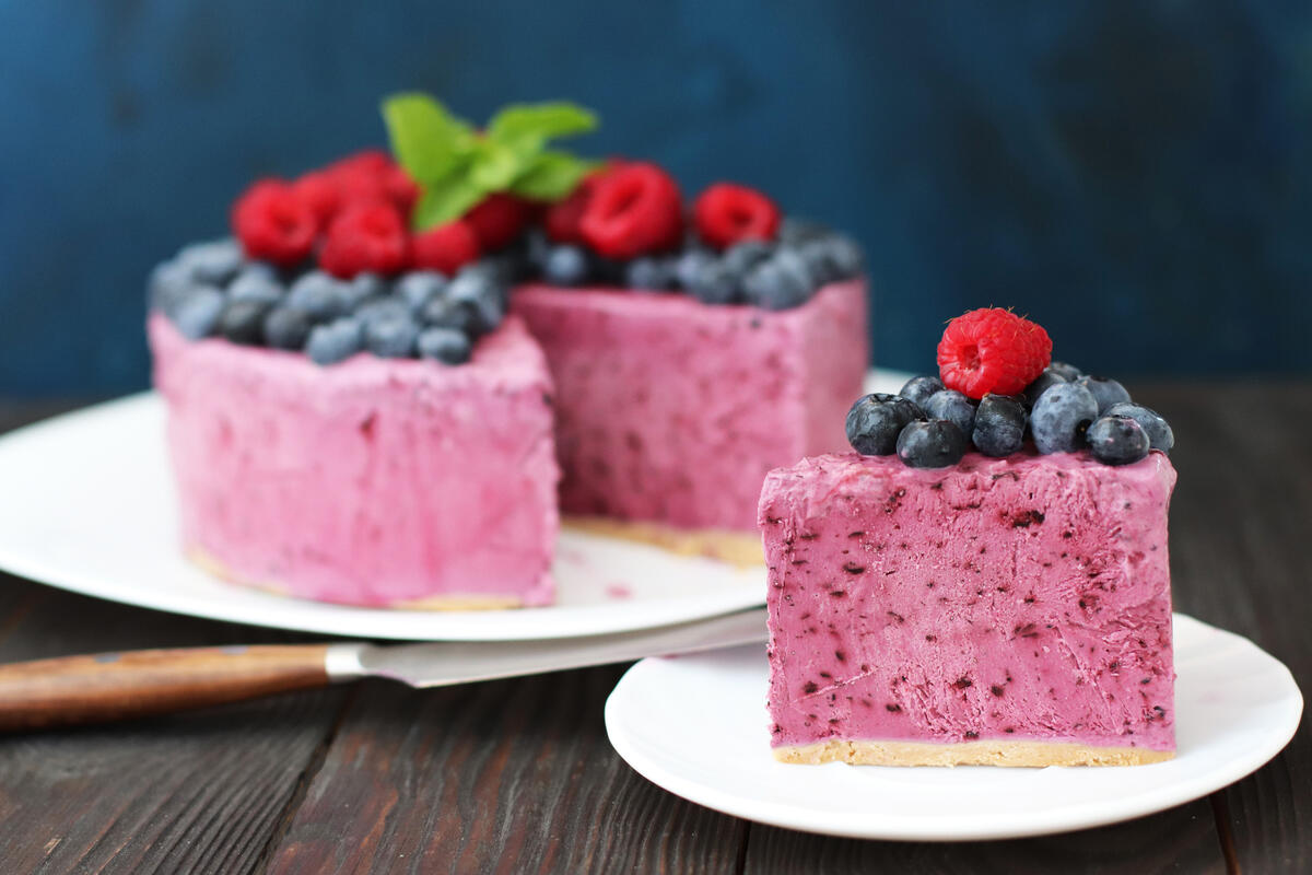 Розовый тортик с ягодами