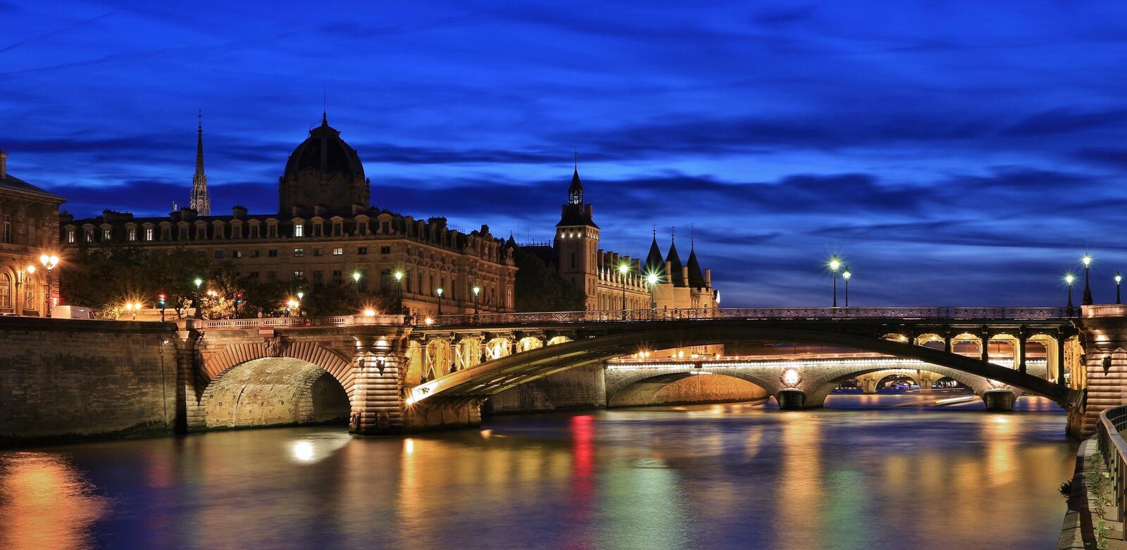 Обои Мост Нотр-Дам и реестр Коммерческого суда Парижа Консьержери PARIS на рабочий стол