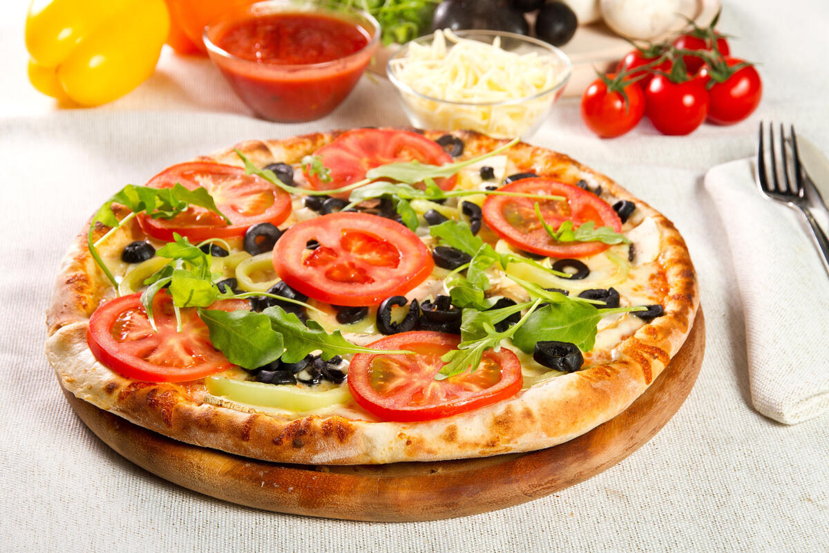Cheese pizza with tomatoes