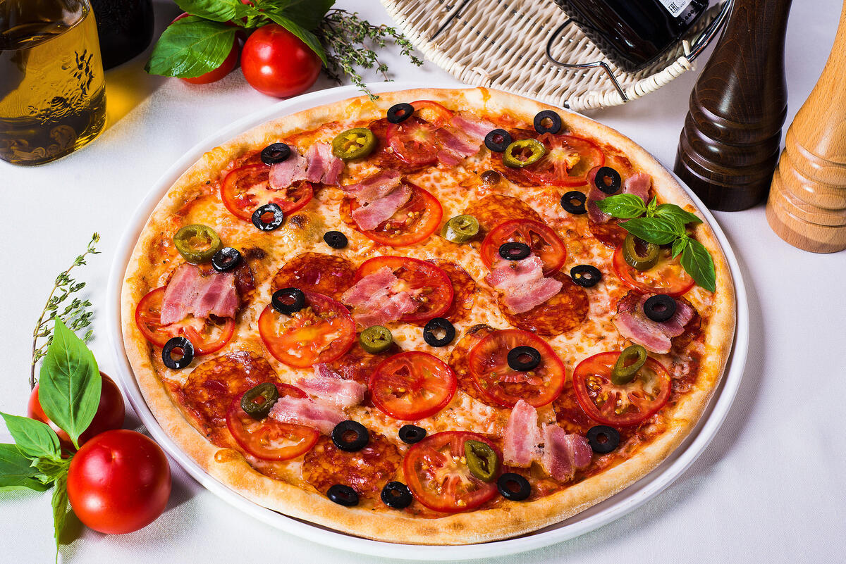 Pizza with ham and tomatoes