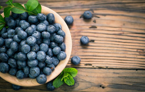 蓝莓在木桌上的碗里