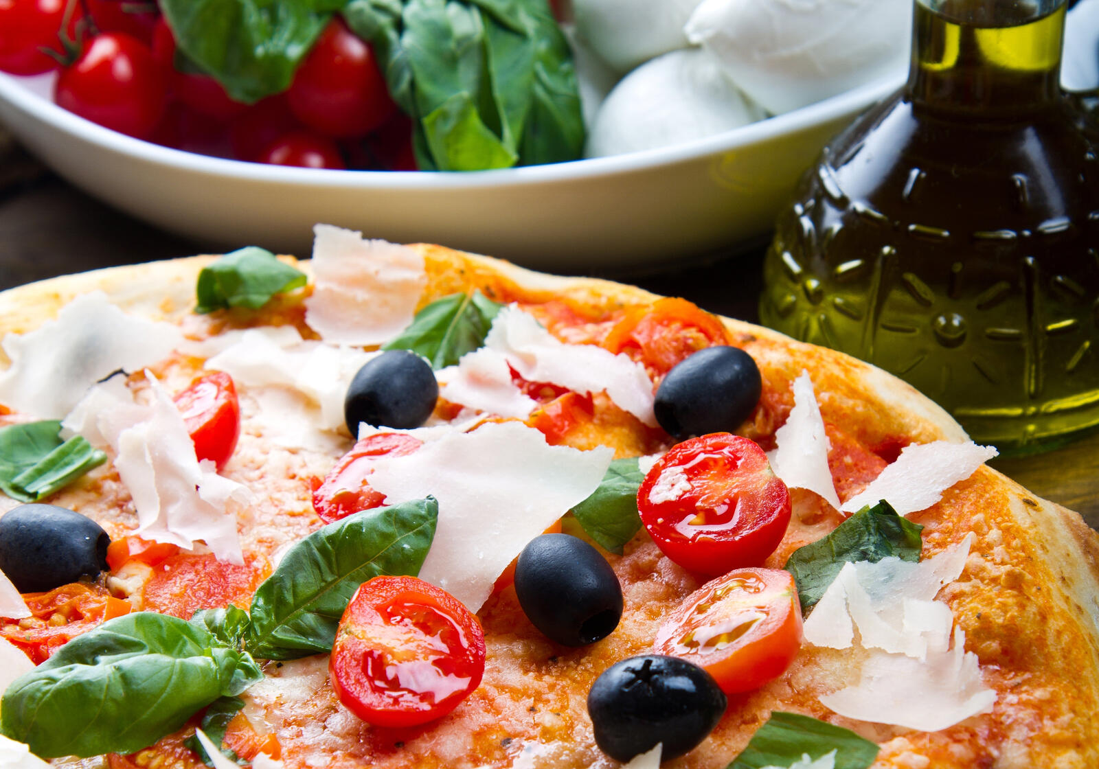 Free photo Pizza with tomatoes and olives