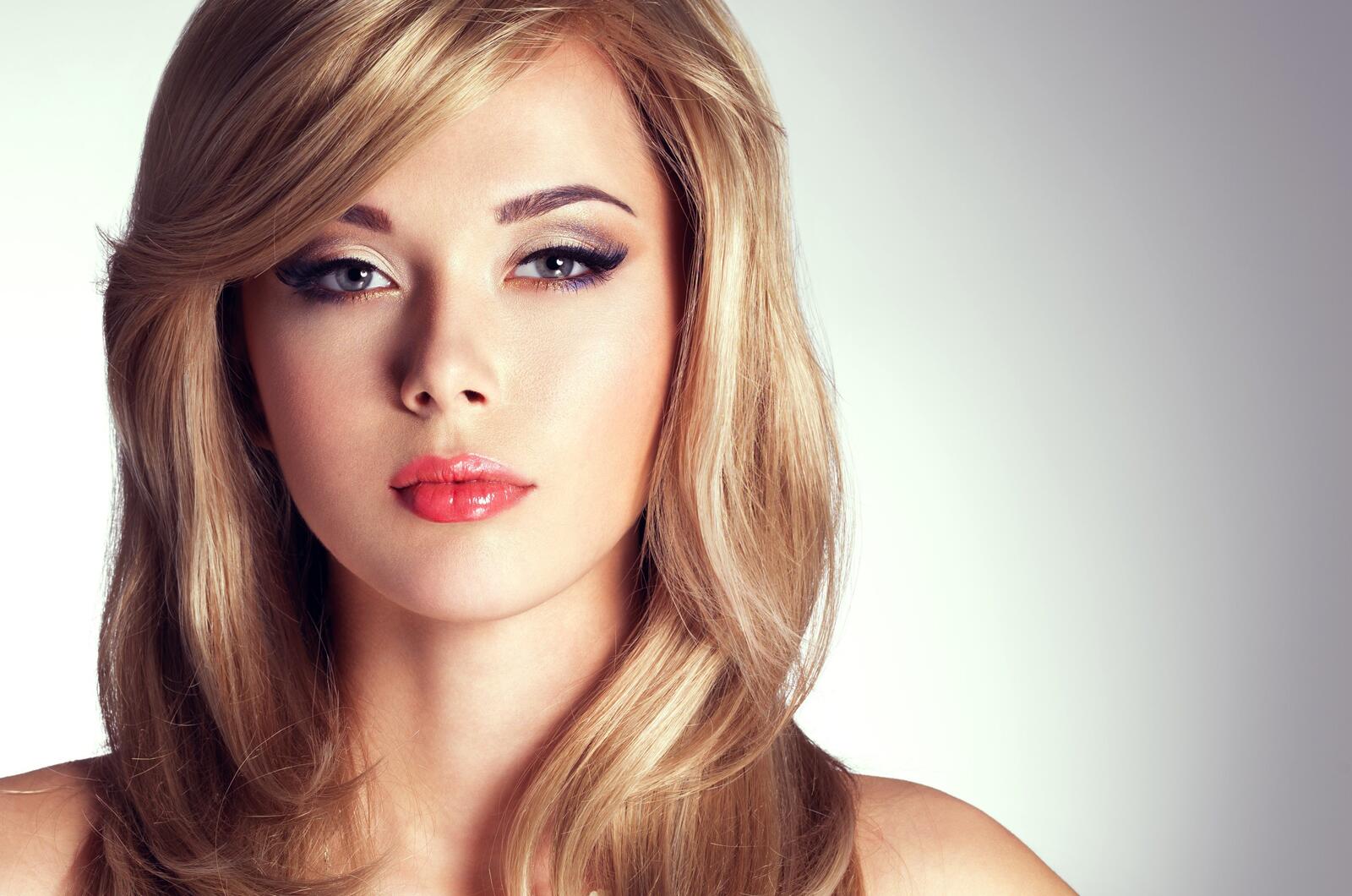 Бесплатное фото Заставка блондинка, макияж на монитор