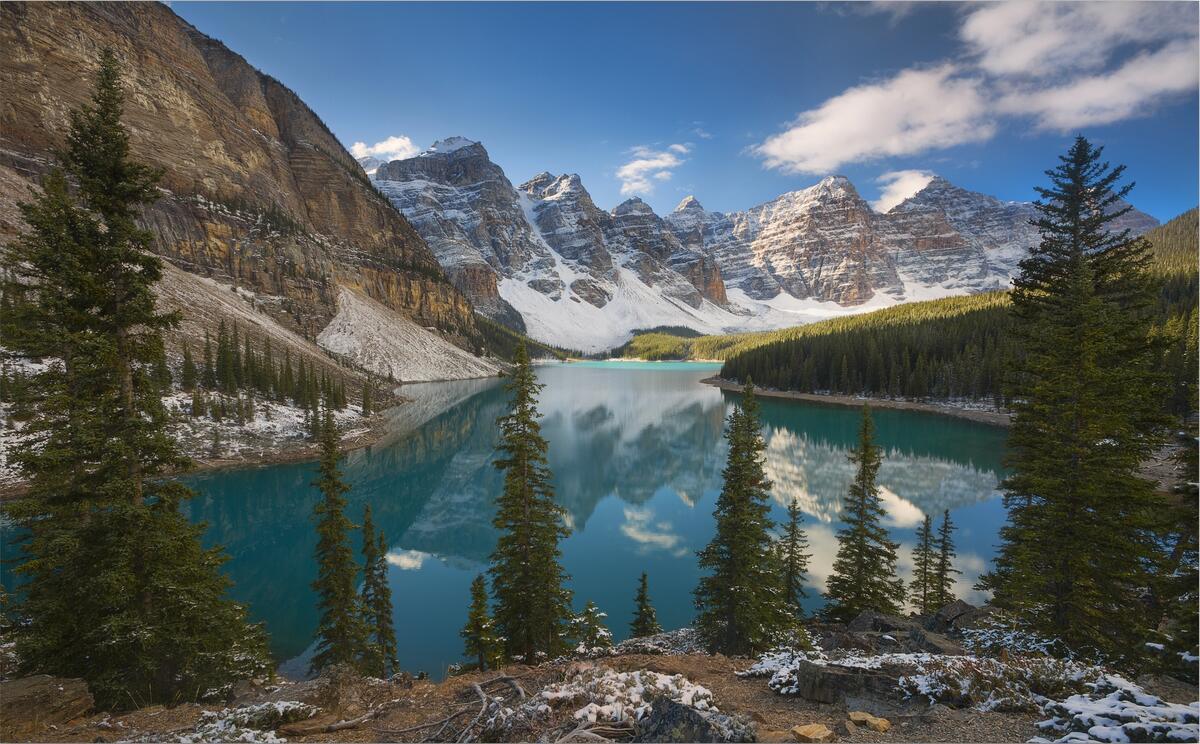 National Park Screensaver Banff, Lake Moraine download for free