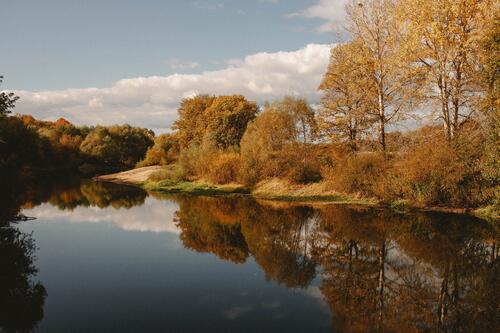 河流、树木的美丽图片免费提供
