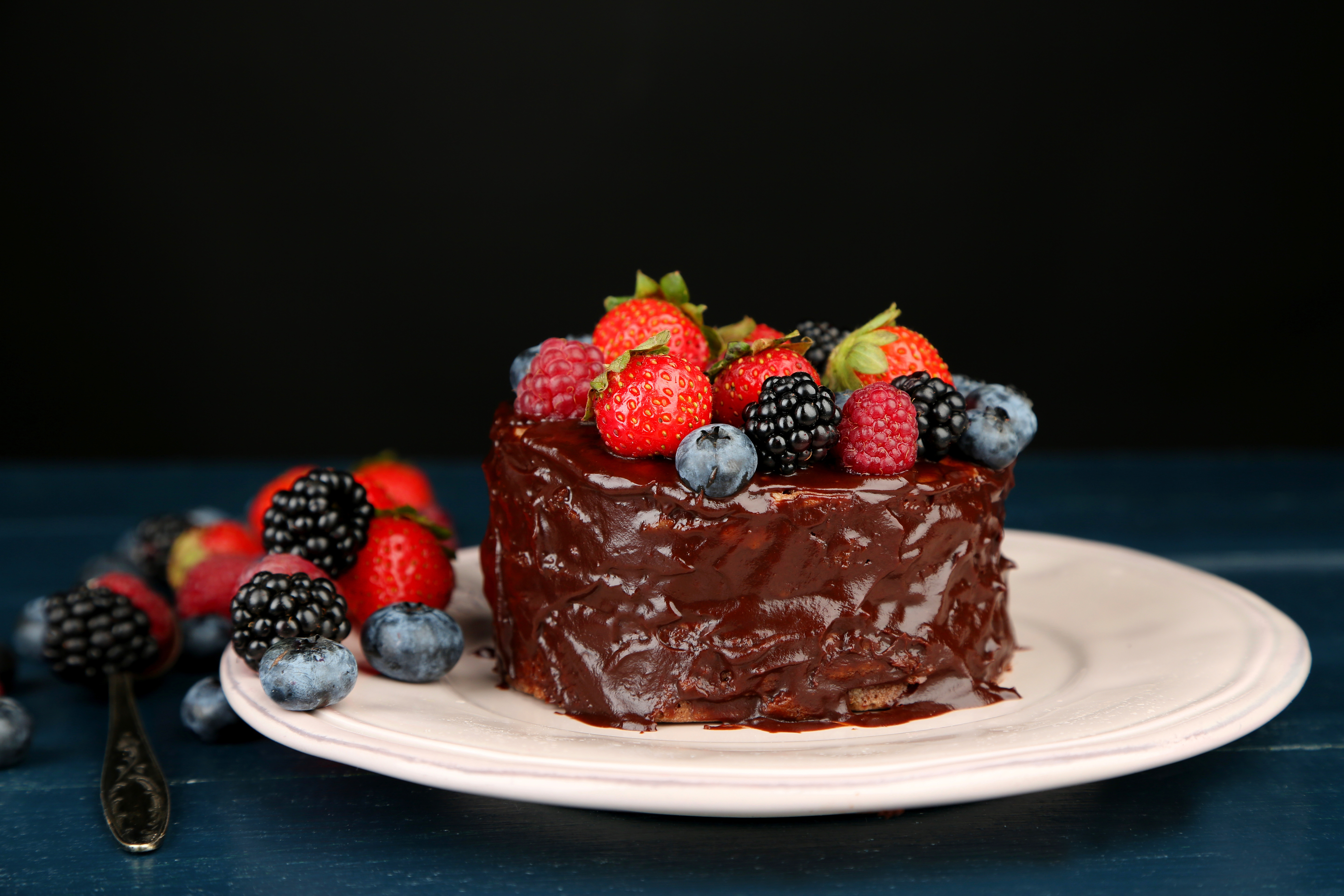 Шоколадный торт с ягодами · бесплатное фото