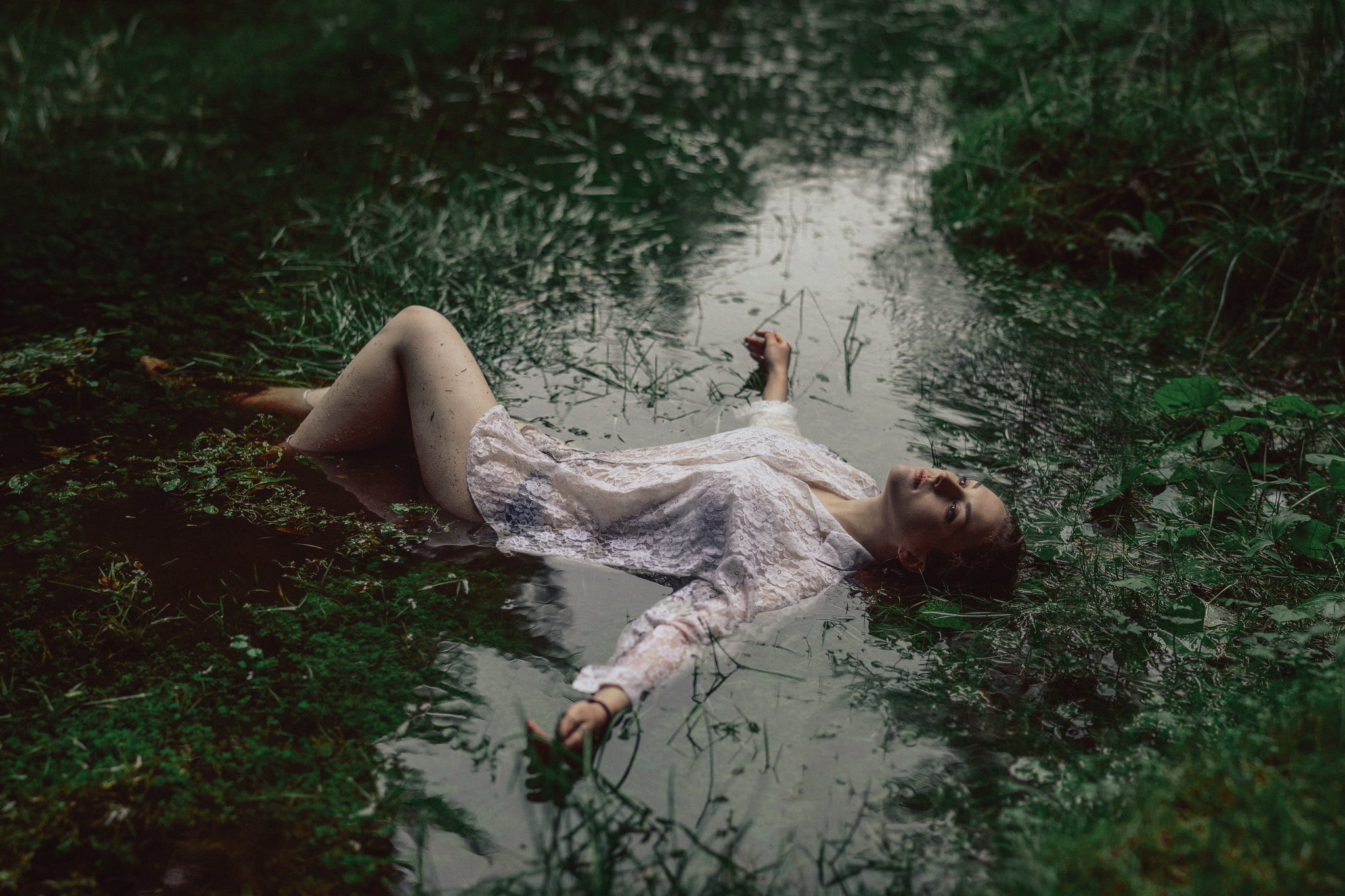 Бесплатное фото девушка в болоте