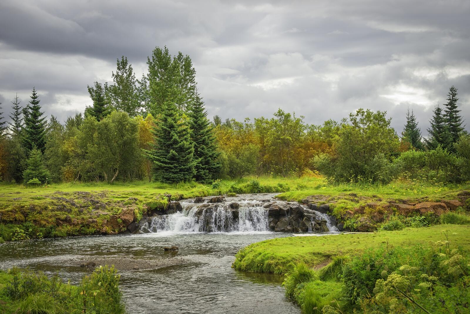Обои Wonderful waterfall in Iceland Autumn colors осень на рабочий стол