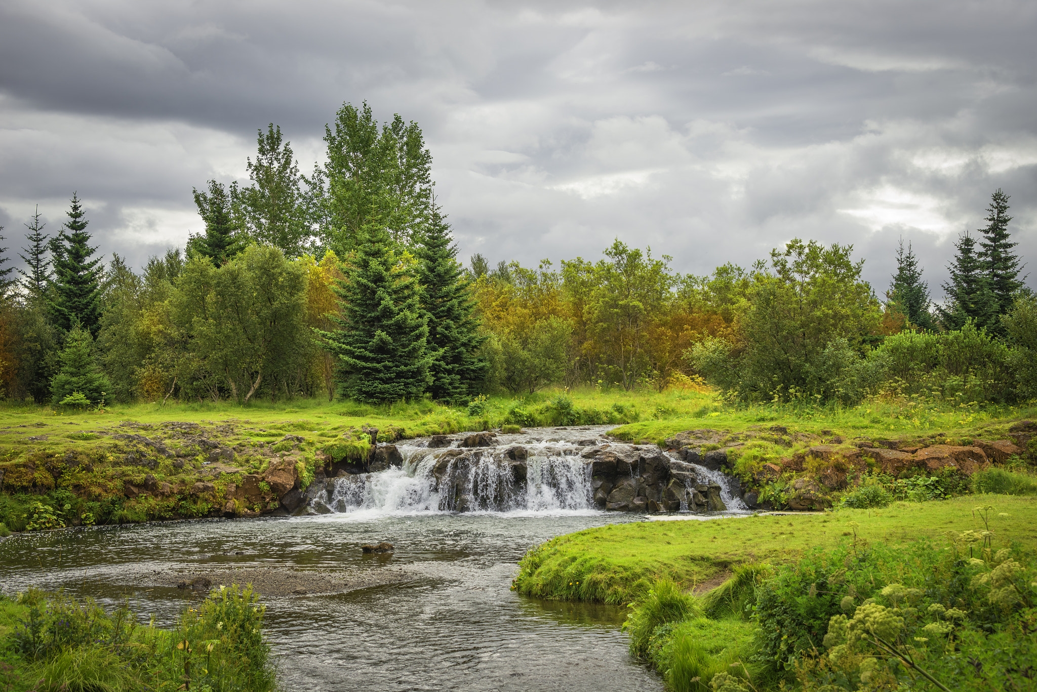 Фото бесплатно Wonderful waterfall in Iceland, Autumn colors, осень