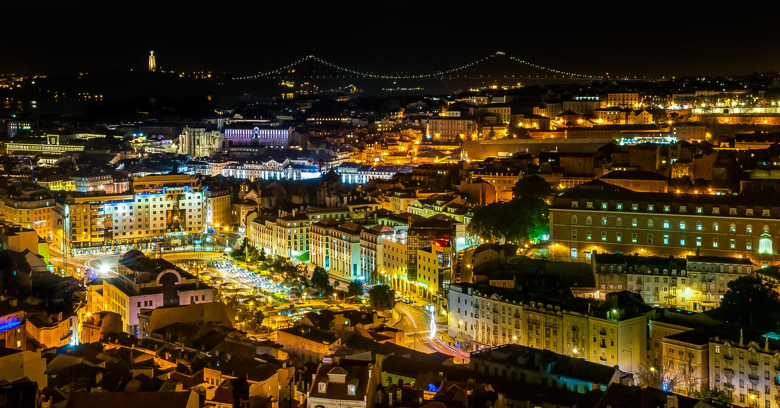 Обои Ночная точка зрения площади Мартима Мониза Лиссабон Португалия на рабочий стол