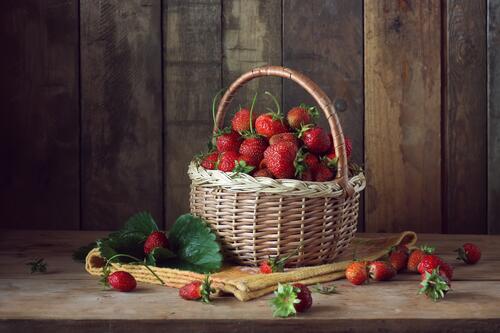 草莓在柳条篮子里