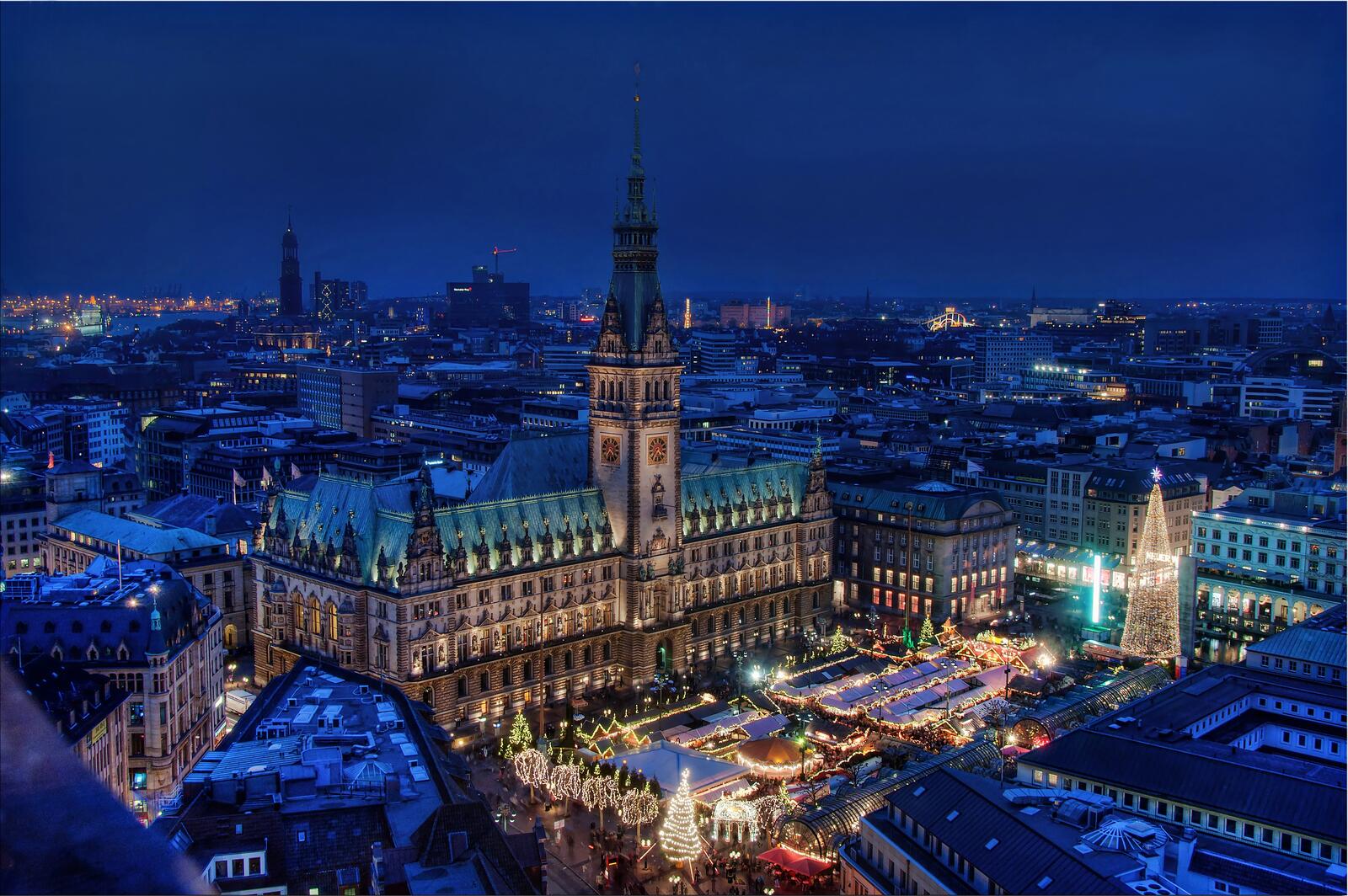 Обои Рождественский базар с мэрией Гамбург Германия на рабочий стол