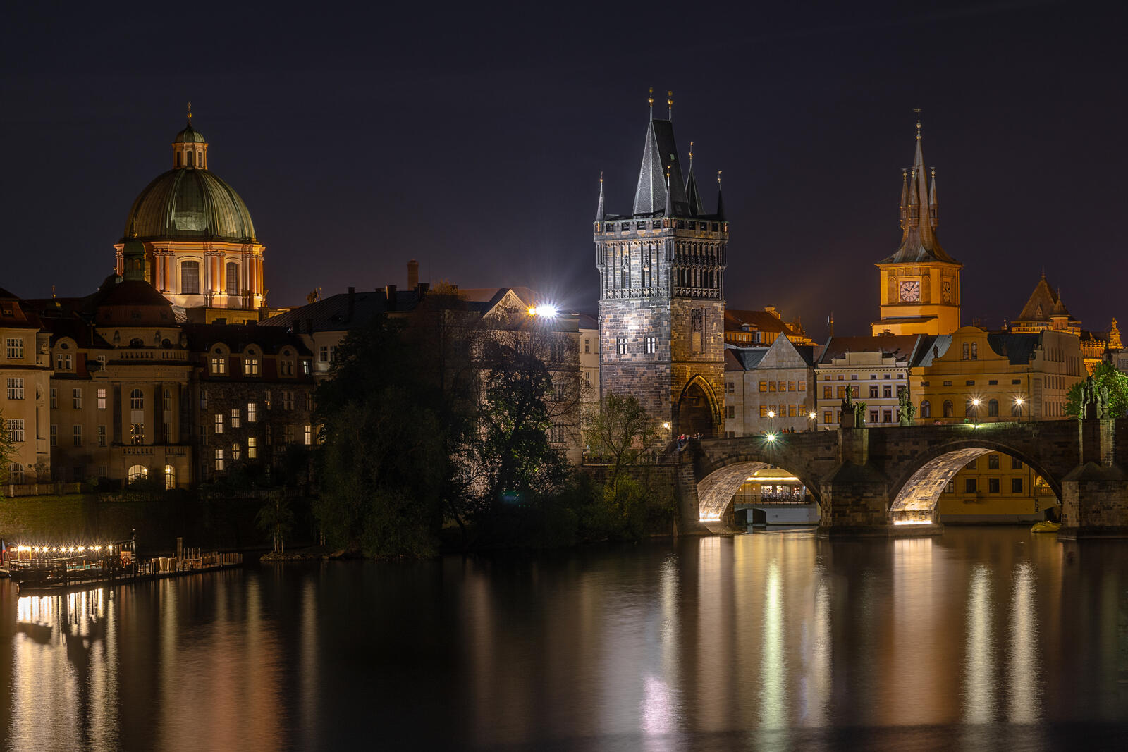 桌面上的壁纸照明 布拉格城堡 城市