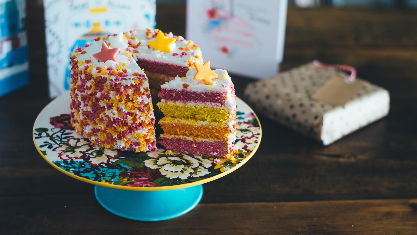 Обои торт разноцветный десерт на рабочий стол