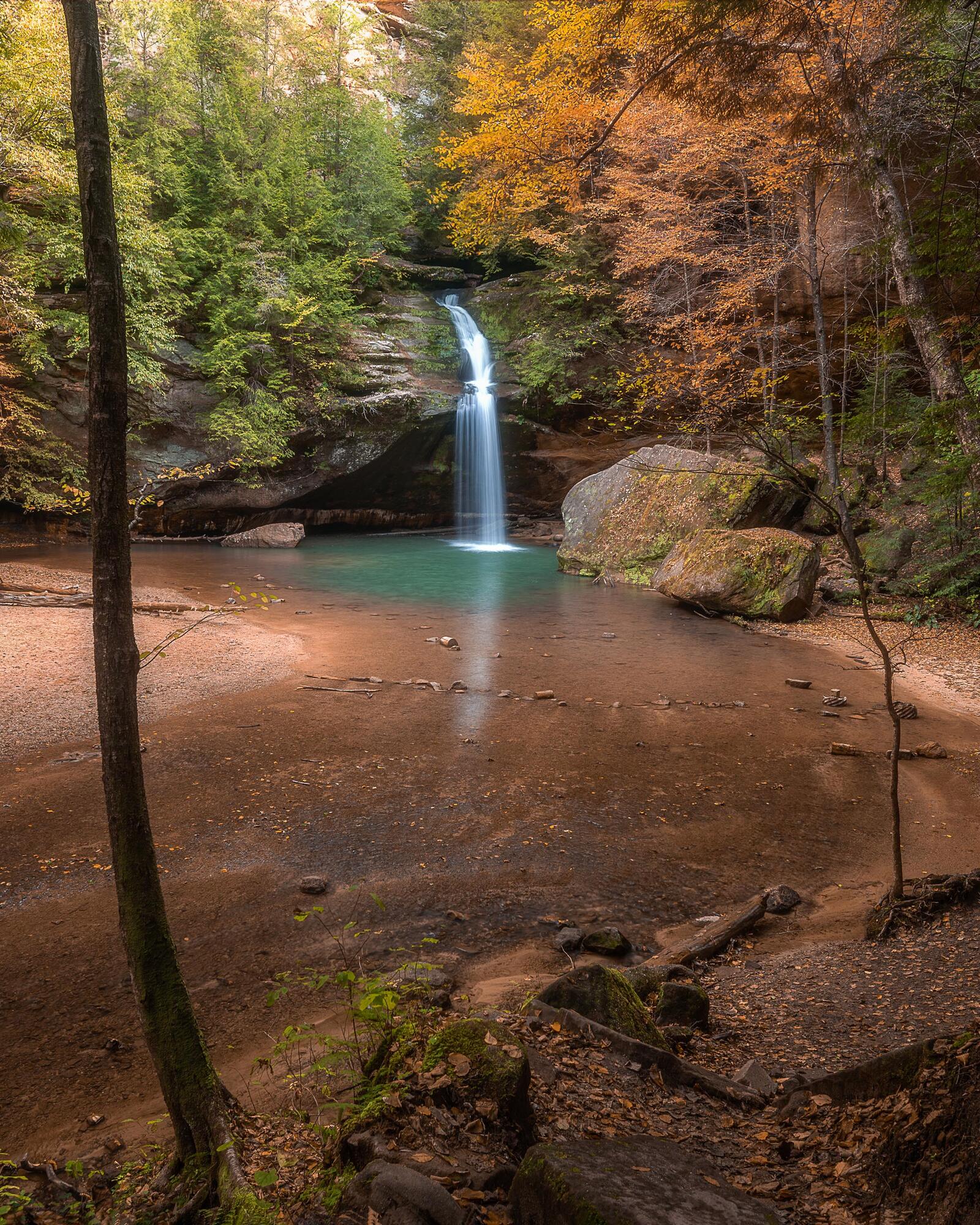 Wallpapers A beautiful waterfall on the trail of old man s cave Ohio Hocking hills autumn on the desktop