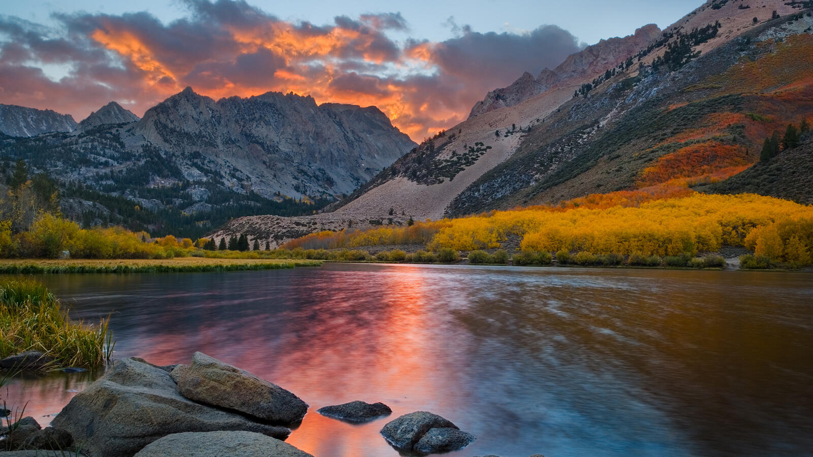 免费照片秋天的风景在湖边的山
