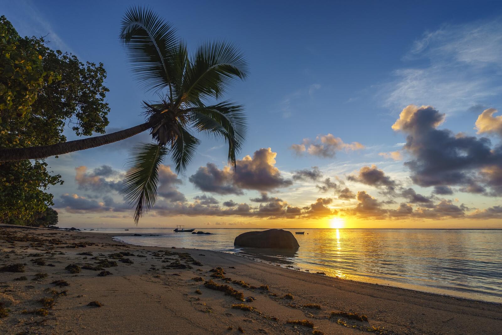 Обои на закате Сейшельские острова песок на рабочий стол
