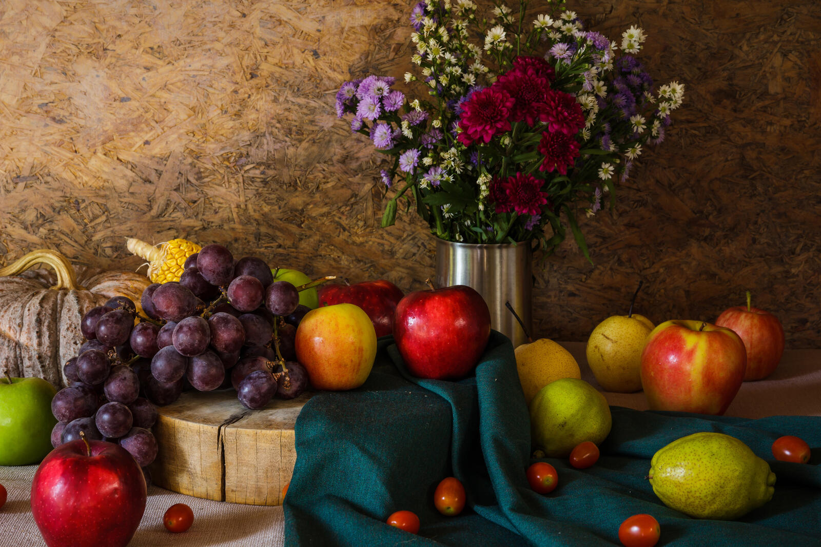 Бесплатное фото Натюрморт с фруктами и букетом