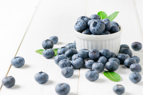 Placer blueberries on a white background