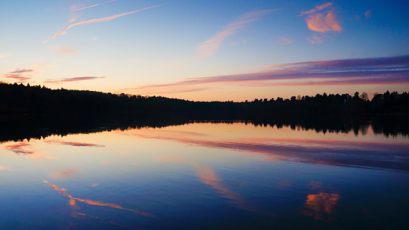 Бесплатное фото Летний вечер на озере